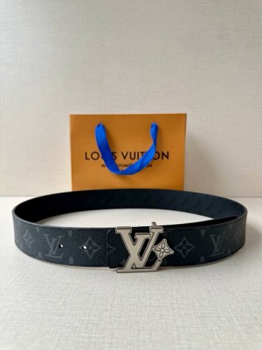 4.0宽Lv Flower 双面腰带取材 Monogram 涂层帆布，借背面皮革的 Lv Flower 压纹彰显 Pharrell Williams 设计的崭新