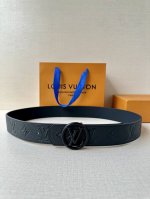 特 4.0宽 Lv Dimension 双面腰带将经典格调引入新颖尺幅设计。皮革压印 Lv 字母和 Monogram 花卉 令品牌标识低调完成潮流蜕变