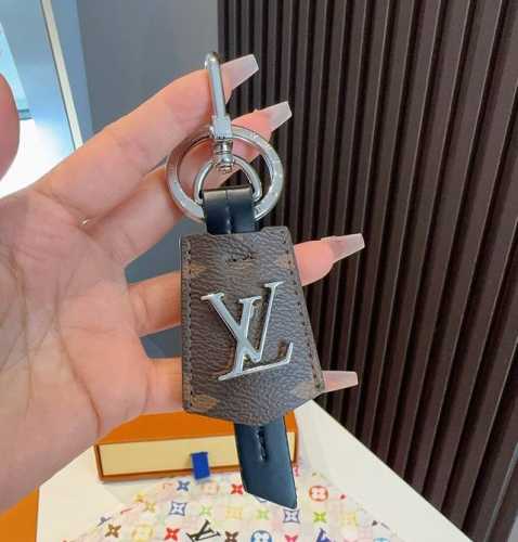 Louis Vuitton官网M63620 Lv Cloches-Cles包饰与钥匙扣 借鉴旅行袋中的钥匙扣设计 可满足各种时尚品味的实用配饰 新版Monogr