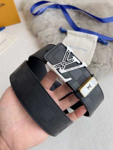 品名： Lv..路易..威登腰带皮带原单 型号：挂扣，经典纯钢材质花纹镂空挂扣，头层牛皮，图片实物拍摄 材料：头层牛皮，挂扣系列，纯钢材质扣头，钯镀电镀工艺永不