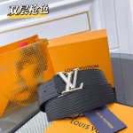 Lv Dimension 双面腰带将创意传承与华美街头风范共冶一炉，彰显创意总监 Pharrell Williams 的时尚远见。Monogram 帆布铺陈外层