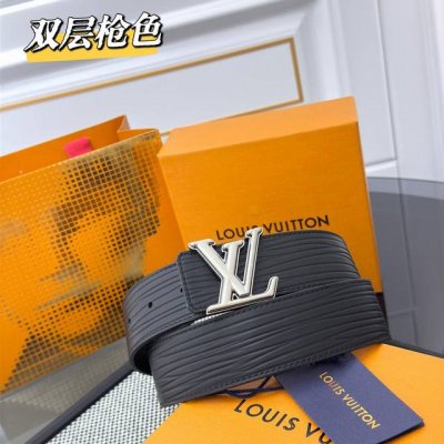 Lv Dimension 双面腰带将创意传承与华美街头风范共冶一炉，彰显创意总监 Pharrell Williams 的时尚远见。Monogram 帆布铺陈外层