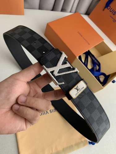 品名： Lv..路易..威登原单 型号：挂扣，精雕花纹钢扣，图片实物拍摄 材料：头层牛皮，挂扣系列，纯钢质扣头，钯镀电镀工艺永不掉色。带身可双面使用，黑格皮底，