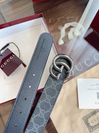 Gucci 标志性Gg图案继续为皮革配饰增色添彩，以现代风范演绎昔日经典。这款窄版腰带以Gg皮革制作，巧妙点缀调双G搭扣。 双G造型腰带扣 宽度：3.5厘米 意 - 点击图像关闭