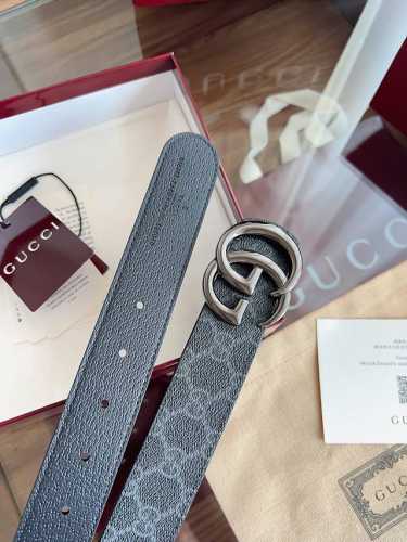 Gucci 标志性Gg图案继续为皮革配饰增色添彩，以现代风范演绎昔日经典。这款窄版腰带以Gg皮革制作，巧妙点缀调双G搭扣。 双G造型腰带扣 宽度：3.5厘米 意