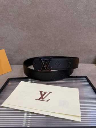 Lv Dimension 4.0双面腰带将经典格调引入新颖尺幅设计。皮革压印 Lv 字母和 Monogram 花卉，与纤秀 Lv 字母搭扣相映成趣，令品牌标识低 - 点击图像关闭