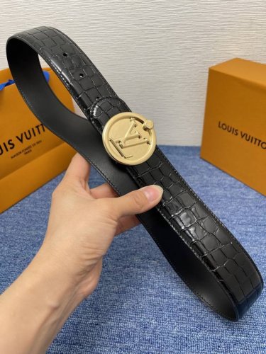 特 Louis Vuitton ：经典原单品质，面鳄鱼纹，底平纹，搭配原单精品扣，精工制作，细节看图，实物拍摄，高端奢华，宽度4.0Cm