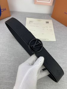 4.0宽 Lv Shadow 腰带拥有 Monogram Shadow 皮革的经典风尚和素面皮革的内敛格调，再为 Lv 圆形扣 以摩登笔触焕新男士衣橱