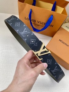 Lv 4.0宽 Initiales 双面腰带此次拼接明亮牛皮革和 Monogram Eclipse 帆布，以抛光 Lv 字母搭扣延续摩登美学。