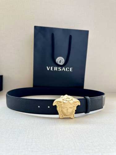宽度4.0Cm Versace 范思哲 此款柔软的皮带饰3D美杜莎腰带扣，可搭配正装或休闲牛仔装。
