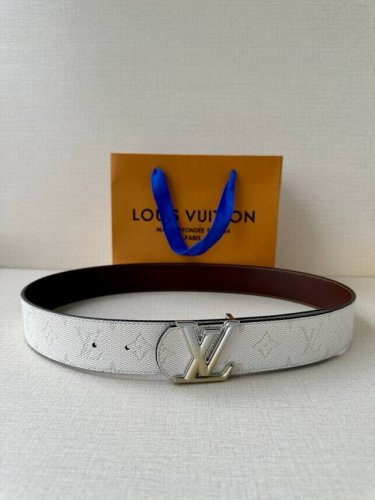 4.0宽 Lv Dimension Monogram HéRitage 双面腰带拼接素净皮革和 Monogram 涂层帆布，呈现经典设计的崭新演绎。品牌元素焕现