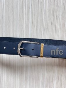 3.5双面进口牛皮，单面十字纹，搭配精品单桥旋转分身色扣。实物实拍，官网同步。