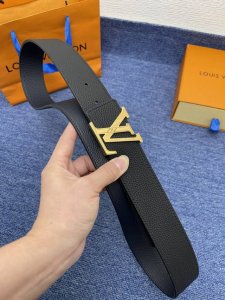 品牌Lv 4.0Cm 描述这款饰有Lv带扣的腰带配以水牛皮衬里，覆以Monogram 牛皮。展现细腻的品牌特质，是牛仔裤的理想配件 Lv字母带扣 Monogra