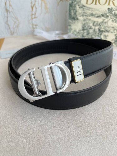 品名：迪奥. Dior 腰带自动带 皮带 型号：自动扣，纯钢材质自动扣，自动带身，图片实物拍摄 材料：百分百头层牛皮，保证真皮。24K纯钢扣专柜同等质量， 双面