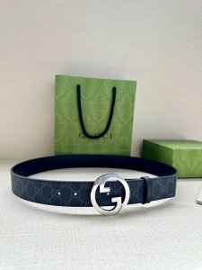 宽度3.8Cm Gucci 这款双面腰带巧妙融合Gg Supreme帆布与头层品牌纹理材质，演绎历久弥新的实用设计理念。富有辨识度的双G配件再现典藏搭配，诠释当