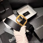 Dg。宽.4.0Cm Dolce&Gabbana 新款 Re-Edition 时装秀是一次回归品牌本源的梦幻旅程，过去与当下在此相遇，以创新视角诠释典藏档案单品