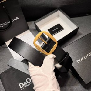 Dg。宽.4.0Cm Dolce&Gabbana 新款 Re-Edition 时装秀是一次回归品牌本源的梦幻旅程，过去与当下在此相遇，以创新视角诠释典藏档案单品