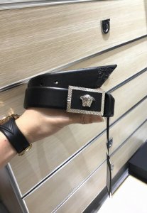 配送专柜包装 打孔针 批专柜同款、实拍专柜官网，尺寸:35 Mm，立体 美人头，极富设计美感 ，双面采用进口原版小牛皮，清晰美观，皮质软，手感舒适，档次高。高清