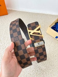 品名： Lv..路易..威登腰带皮带原单 DDD 型号：挂扣，经典纯钢材质挂扣，头层牛皮，图片实物拍摄 DDD 材料：头层牛皮，挂扣系列，纯钢材质扣头，钯镀电镀
