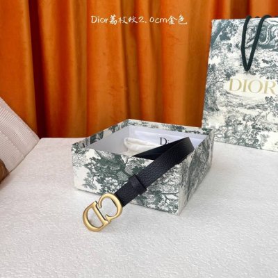 dior这款马鞍腰带是一款经典配饰。采用粒面牛皮革重新诠释，时尚休闲设计，饰以复古金色饰面金属Cd腰带扣。纤细款式，与半身裙、连衣裙或长裤搭配更显身形。宽2.0