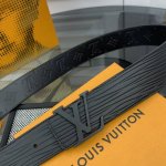 本款 Lv Initiales 宽度4.0Cm 双面腰带拥有xl Epi皮革的较大粒面纹理，以移印工艺描绘路易威登标识，翻转即现monogram压纹图案，搭配抛