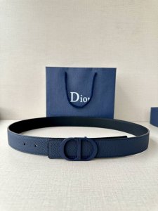 宽度3.5Cm Dior 这款腰带扣采用海军蓝哑光涂漆饰面不锈钢精心制作，展示Cd Icon 标志。可与各式35毫米腰带搭配，提升格调，打造优雅精致的造型。