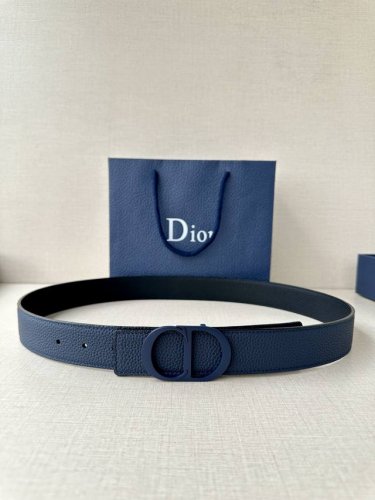 宽度3.5Cm Dior 这款腰带扣采用海军蓝哑光涂漆饰面不锈钢精心制作，展示Cd Icon 标志。可与各式35毫米腰带搭配，提升格调，打造优雅精致的造型。