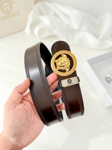 品名：Versace.范思哲原单腰带 皮带 型号：挂扣，经典人头纯钢材质扣头，头层牛皮，图片实物拍摄 材料：百分百头层牛皮，保证真皮。24K纯钢扣双面可用专柜同
