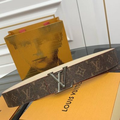 4.0Cm Pharrell Williams 以 New Steamer 系列的 Monogram 帆布重绎经典 Lv Initiales 双面腰带，呈现个性