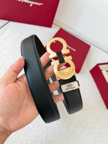 品名：菲拉格慕.Ferrgamo腰带 皮带 原单 型号：挂扣，纯铜材质经典挂扣，实物拍摄，头层牛皮 材料：百分百头层牛皮，保证真皮。纯铜材质，真空电镀永不掉色，
