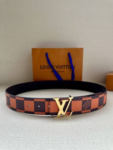 特 本款 Lv Initiales 双面腰带出自 春夏男装秀场，为 Damier Pop 帆布浸染潮流新色，翻转可见光滑素雅牛皮革。Lv 字母搭扣与崭新 Lou
