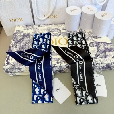 新款D字母这款 迪奥Montaigne Mitzah 发带丝巾从标志性的 Dior 精品店地址汲取灵感，老花字母配条纹的款式经典，造型修长，两端尖角设计，背面饰