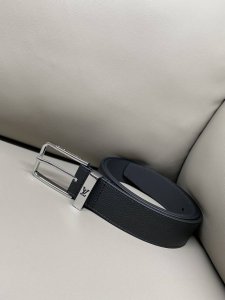 Pont Neuf 35 毫米腰带针扣 DDD 本款 Taurillon 皮革腰带为金属束带圈融入镂空 Lv 标识，打造沉稳低调的绅士风范。 DDD