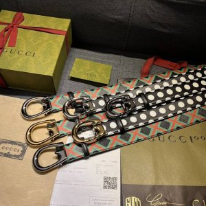 特 古奇，宽4.0Cm， 新款 经典双g标识是gucci系列产品的标志性象征，这一设计元素与富有趣味感的十字交叉印花匠心呈现在这款黑色皮革腰带上。红绿配色呈现品
