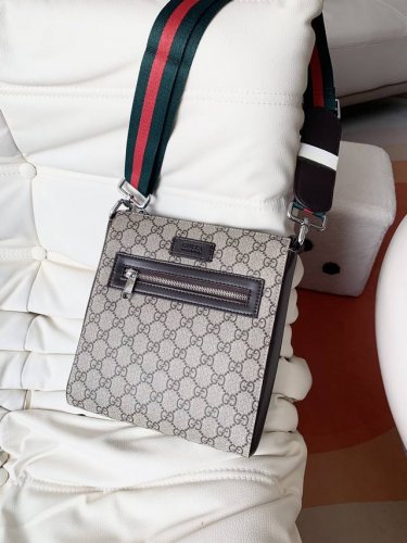 Gucci，古奇专柜同步 男士单肩包斜挎包原版品质 商务款式，手感绝对牛！进口Pvc配头层牛皮 内里采用原版专用里布！清晰Logo！ 高端走起，男神必备 质量如