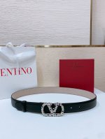 Vlogo Signature搭扣，饰以施华洛世奇仿珍珠 -施华洛钻 花纹搭扣 -进口小牛皮材质 进平纹带身 -宽度：3厘米