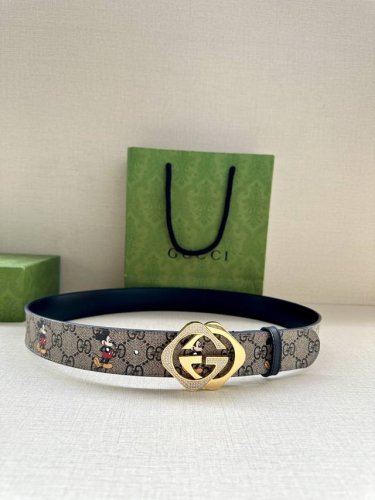 宽度4.0Cm Gucci 米奇动漫图案是Gucci的标志性元素之一，在这款配饰中焕新演绎为卡通风格设计。这款腰带融合了经典米奇元素和双G图案，突显品牌悠久的设