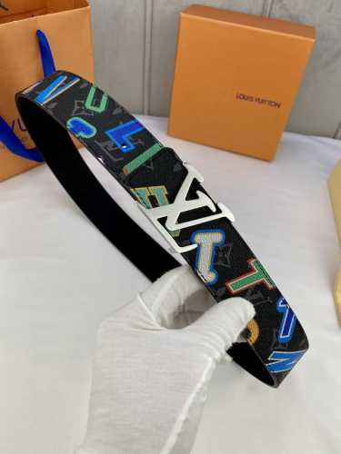 特 宽4.0 Nba Initiales 双面腰带为 Monogram 帆布注入明亮字母印花的青春气息，与另一面的素雅小牛皮共同烘托 字母搭扣。Nba 标识皮革
