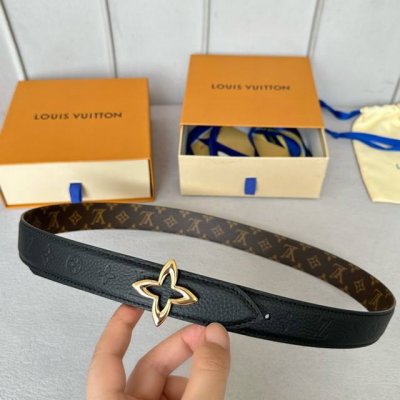 Lv 驢牌專櫃同步 全新原單女士腰帶系列 寬度30毫米 M0067 優雅的帆布設計搭配進口荔枝紋牛皮 可雙面佩戴 醒目的金銀色處飾有字母logo與花卉圓釘 別有