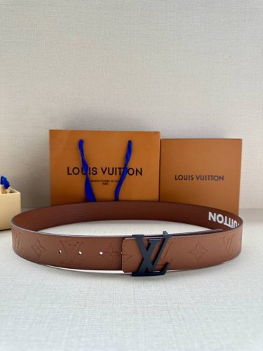 特 本款40毫米宽 Lv Initiales 双面腰带拥有 Xl Epi 皮革的较大粒面纹理，以移印工艺描绘路易威登标识，翻转即现 Monogram 压纹图案，
