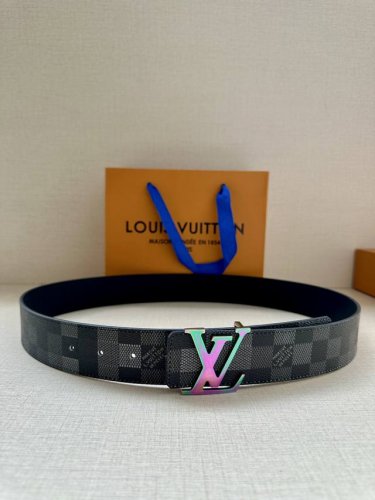 Lv 4.0宽Initiales Damoflage 双面腰带巧妙融入 Pharrell Williams 打造的像素化 Damoflage 图案，以深邃色调含