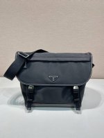 新款邮差包2Vd052A大号升级版 这款邮差包由Re-Nylon再生尼龙面料设计，配撞色小牛皮，翻盖和按锁开合，三个外部拉链式口袋，内部拉链式口袋和贴袋。容量空