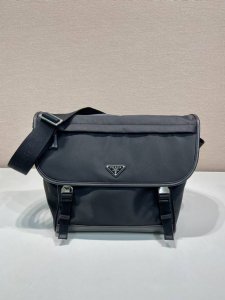 新款邮差包2Vd052A大号升级版 这款邮差包由Re-Nylon再生尼龙面料设计，配撞色小牛皮，翻盖和按锁开合，三个外部拉链式口袋，内部拉链式口袋和贴袋。容量空
