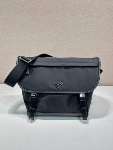 新款邮差包2Vd052A大号升级版 这款邮差包由Re-Nylon再生尼龙面料设计，配撞色小牛皮，翻盖和按锁开合，三个外部拉链式口袋，内部拉链式口袋和贴袋。容量空