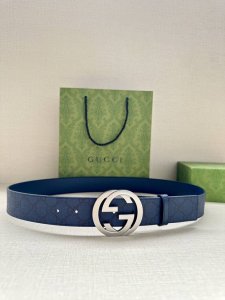 Gucci 宽度3.8Cm 这款宽版腰带饰有双g细节，交织字母图案配件令其更添魅力。这款配饰现已成为gucci的高辨识度单品，一面采用gg Supreme帆布，