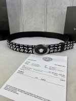 特 宽度4.0Cm Versace 范思哲 此款palazzo腰带采用牛皮革面料制作，并饰有le Pop Classique图案印花和标志性的椭圆美杜莎五金配件