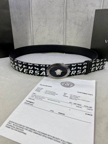 特 宽度4.0Cm Versace 范思哲 此款palazzo腰带采用牛皮革面料制作，并饰有le Pop Classique图案印花和标志性的椭圆美杜莎五金配件
