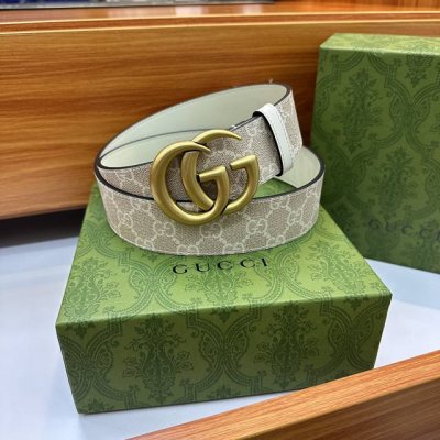 特 Gucciiii 尺寸:4.0Cm，带身釆用米色和白色Gg Supreme帆布制成，沿用这一经典设计。白色皮革细节令整款配饰倍添魅力，搭配铜金属扣头。高端品