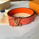 圖片包裝10 寬：40Mm 驢家新品 雙面均可使用 一面為柔軟的十字紋小牛皮 另一面配以色彩繽紛的帆布製作 全新字母搭扣設計與腰帶搭配相呼應 成為獨特的亮眼之作