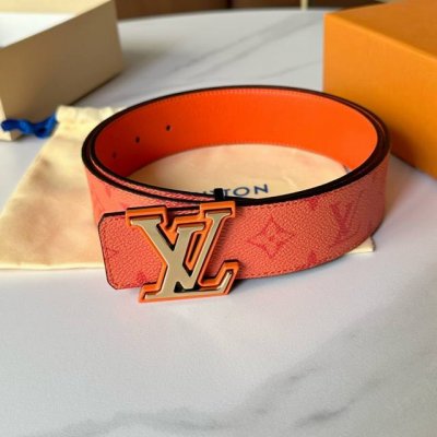 圖片包裝10 寬：40Mm 驢家新品 雙面均可使用 一面為柔軟的十字紋小牛皮 另一面配以色彩繽紛的帆布製作 全新字母搭扣設計與腰帶搭配相呼應 成為獨特的亮眼之作